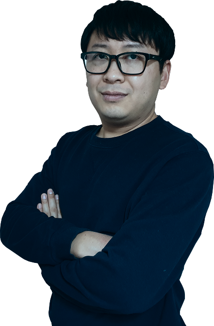 Уверенного вида мужчина в очках стоит сложив руки на груди