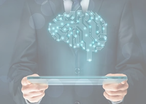 Человек держит в руках планшет с голограммой мозга