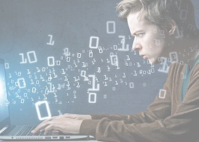 Человек сосредоточенно печатает на ноутбуке