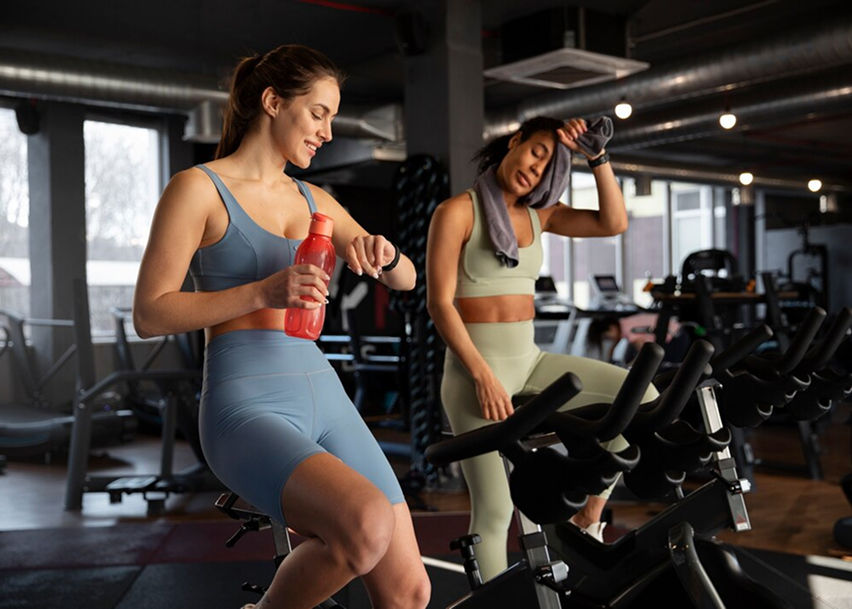 Две девушки на велодорожках