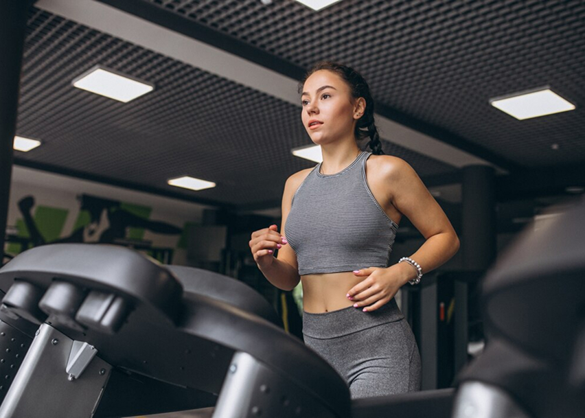 Девушка бежит на велодорожке